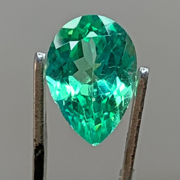 Elegant Green Teardrop Gemstone Pendant - Picture 1 of 13